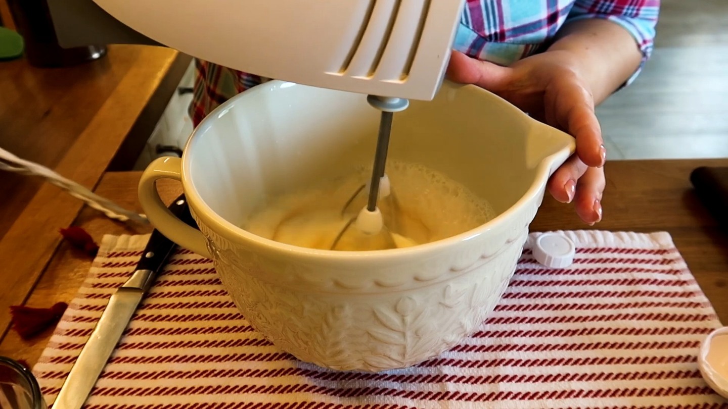 Для теста смешиваю молоко, яйца и растительное масло