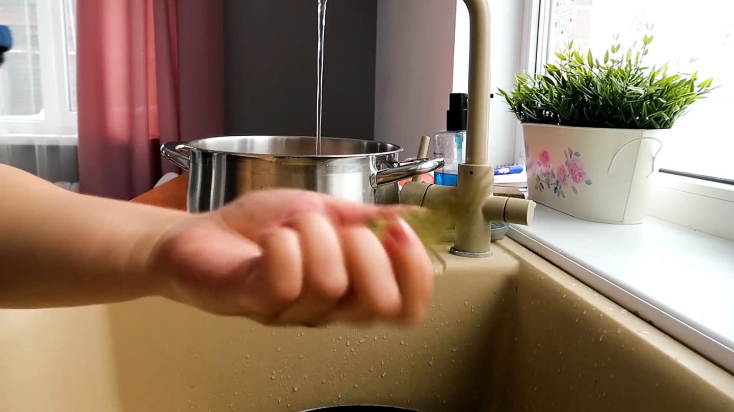 Кладу куриный остов, бедро и голень в кастрюлю с водой