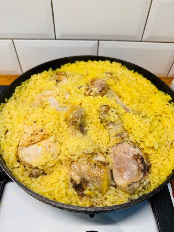 Готовые куриные голени с рисом в сковороде