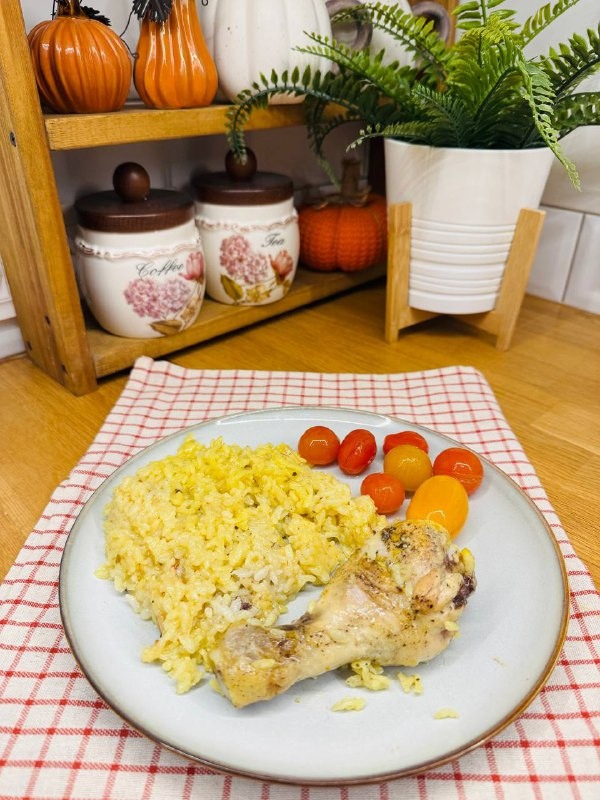 Подаю куриную голень с рисом и помидорами