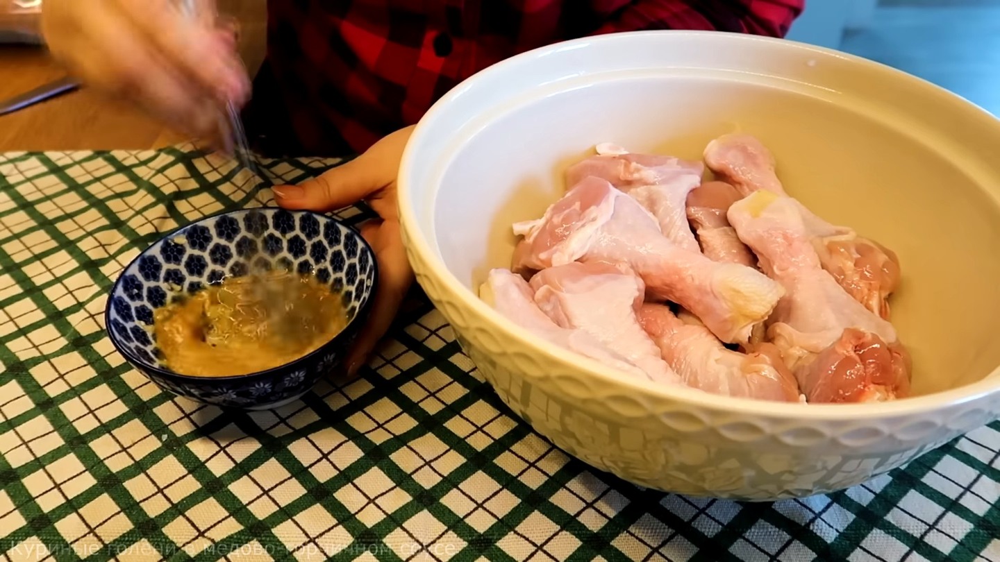 Измельчаю чеснок и смешиваю с мёдом, горчицей и солью
