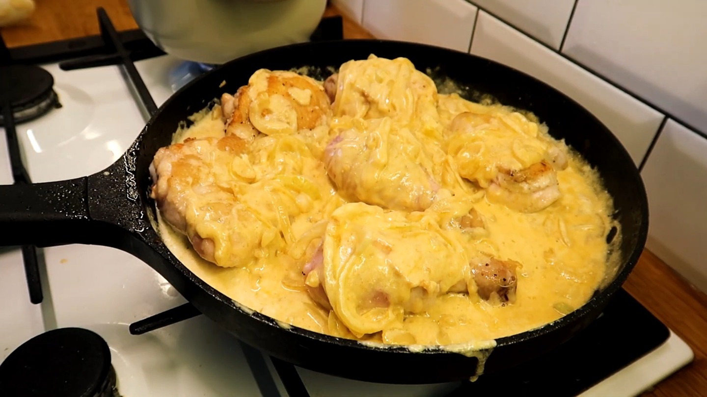 Возвращаю курицу в сковороду и погружаю в соус