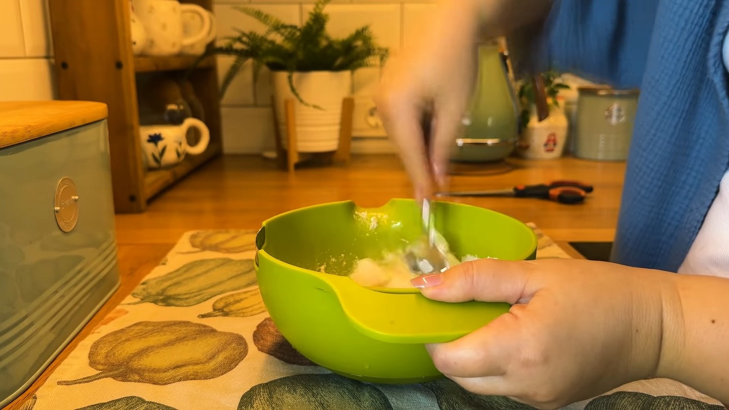 Смешиваю творог, яйцо, сахар, щепотку соли и 3 столовые ложки муки