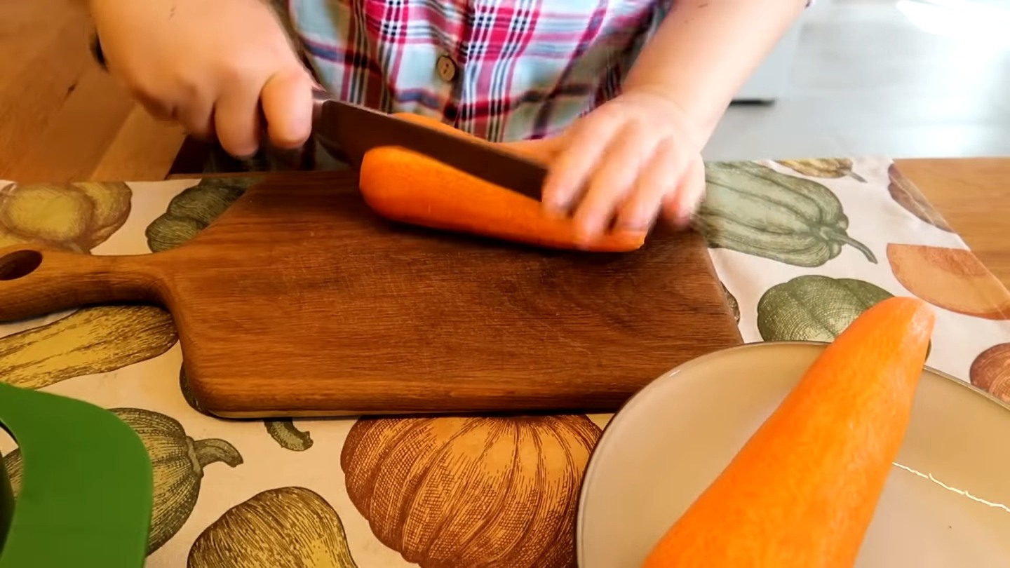Очищаю морковь и нарезаю продольными палочками
