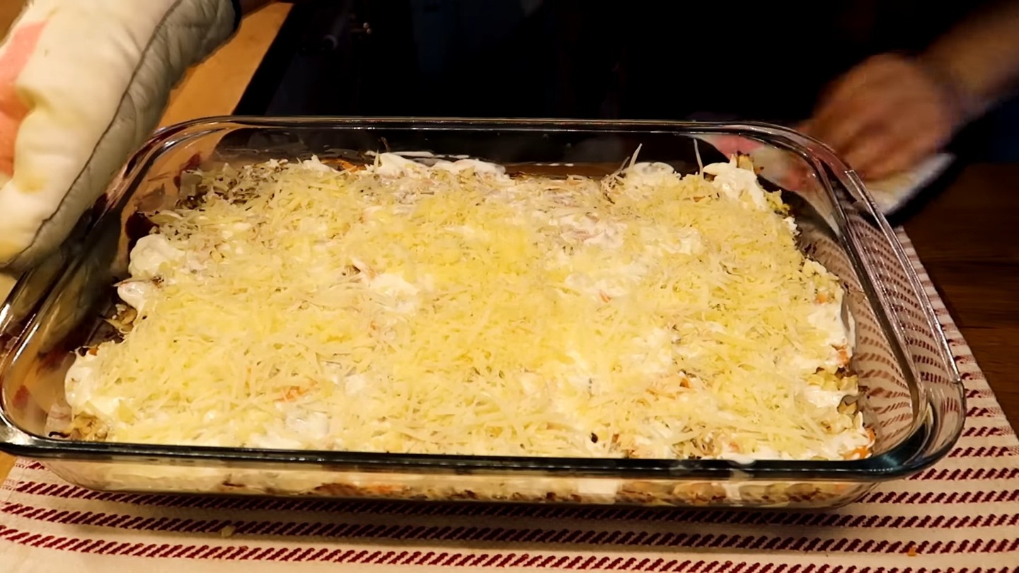 Смазываю поверхность сметаной, посыпаю сыром