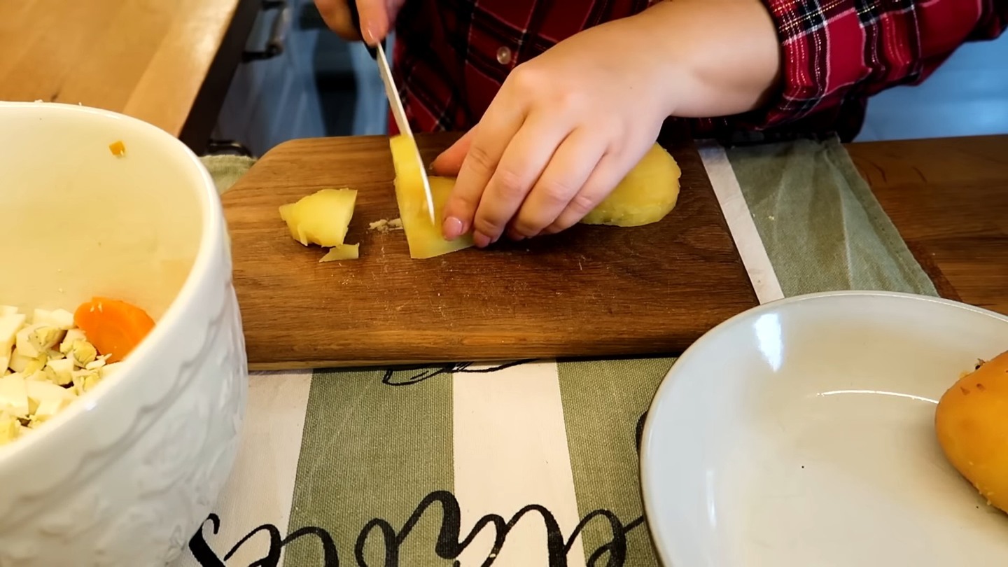 Нарезаю овощи, яйца, колбасу и солёные огурцы небольшими кубиками