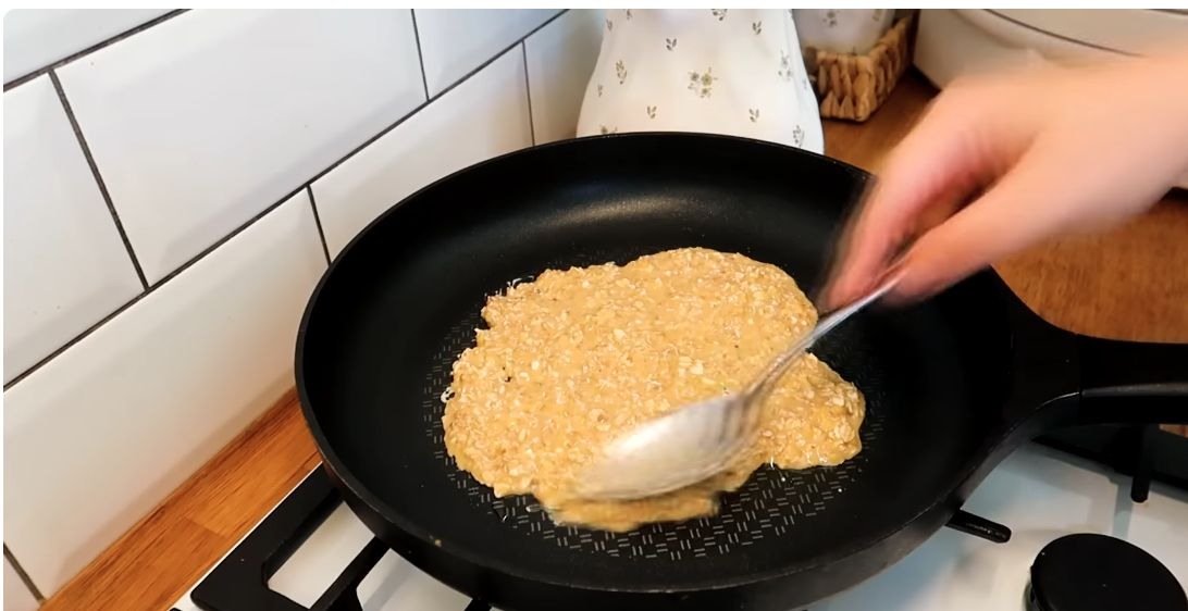 Распределяю овсяное тесто по сковороде