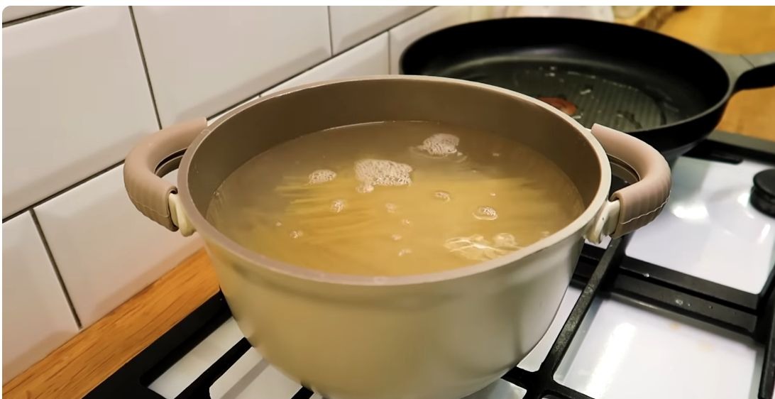 Варю спагетти в кастрюле с подсоленной водой