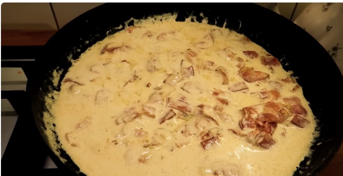 Сливочно-сырный соус с беконом на сковороде
