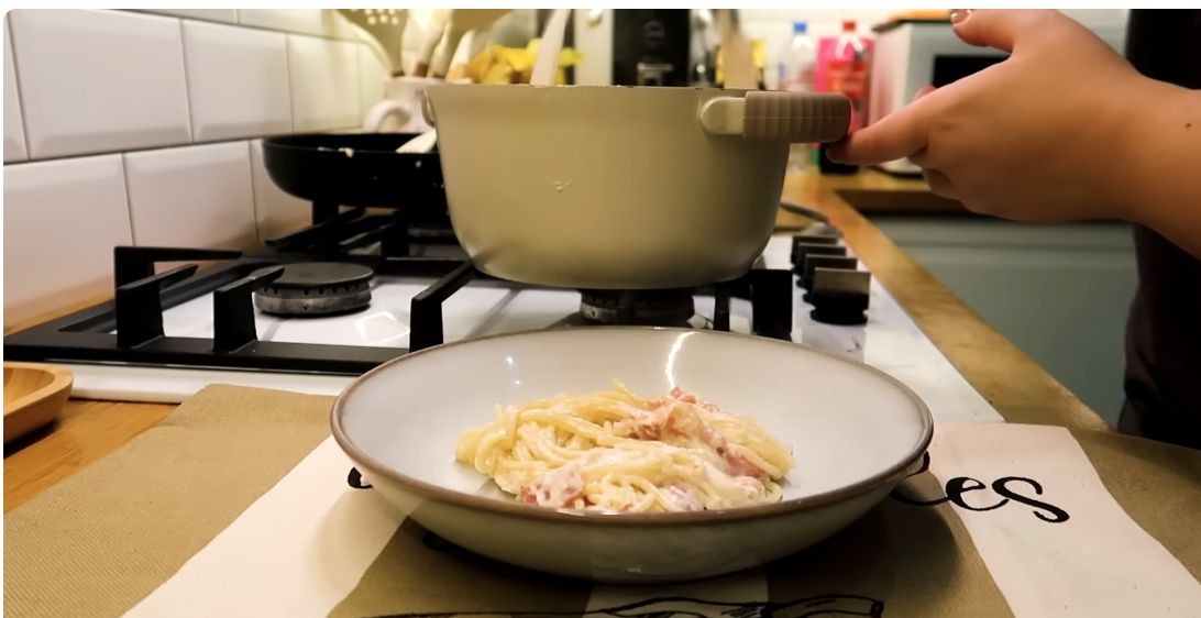 Раскладываю пасту с беконом и сливочным соусом по тарелкам