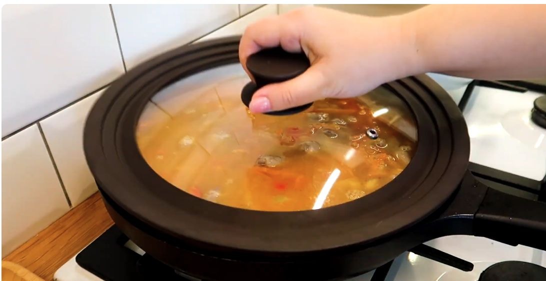 Накрываю сковороду с перловкой крышкой