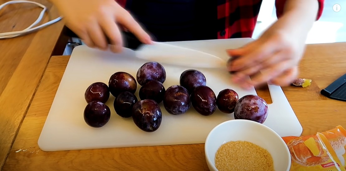 Вытаскиваю косточки из слив