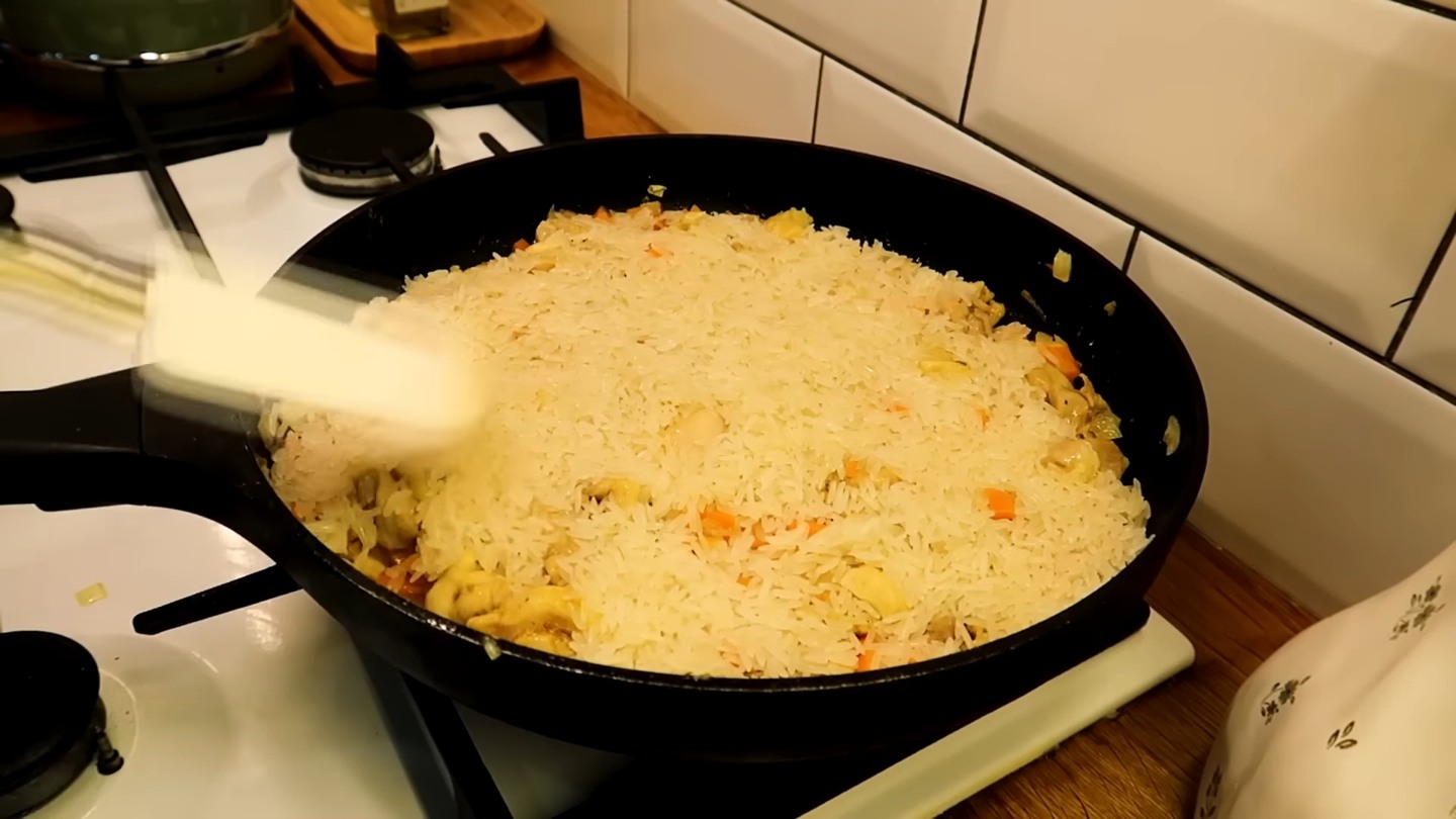 Добавляю рис и чеснок