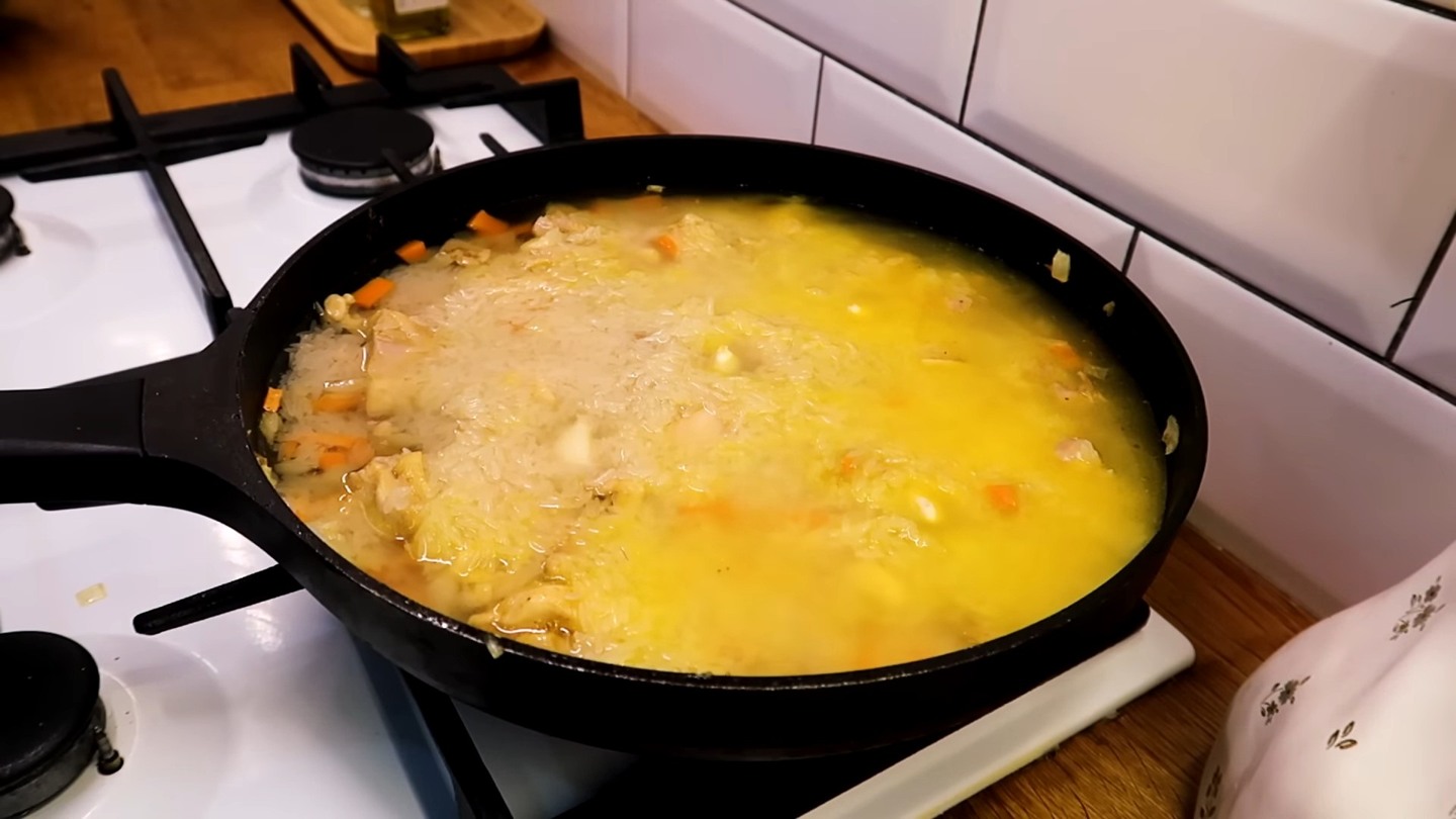 Накрываю крышкой, убавляю огонь и тушу