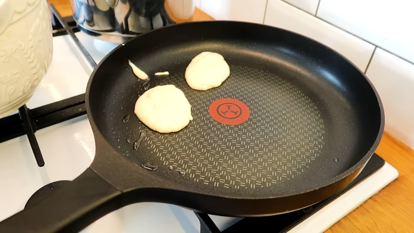 Выкладываю оладьи ложкой на сковороду с маслом