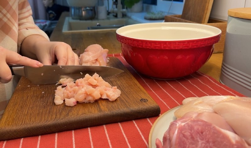 Нарезаю куриное филе мелкими кубиками