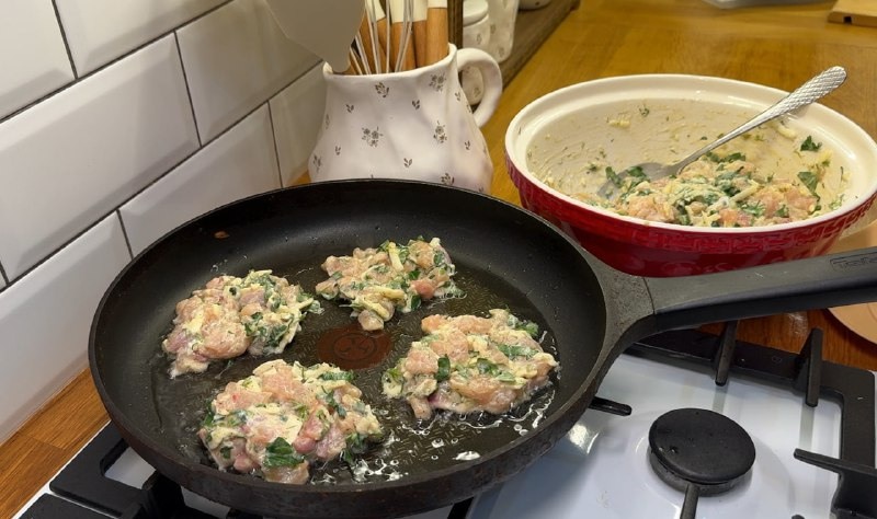 Выкладываю рубленые котлеты с зеленью на сковороду