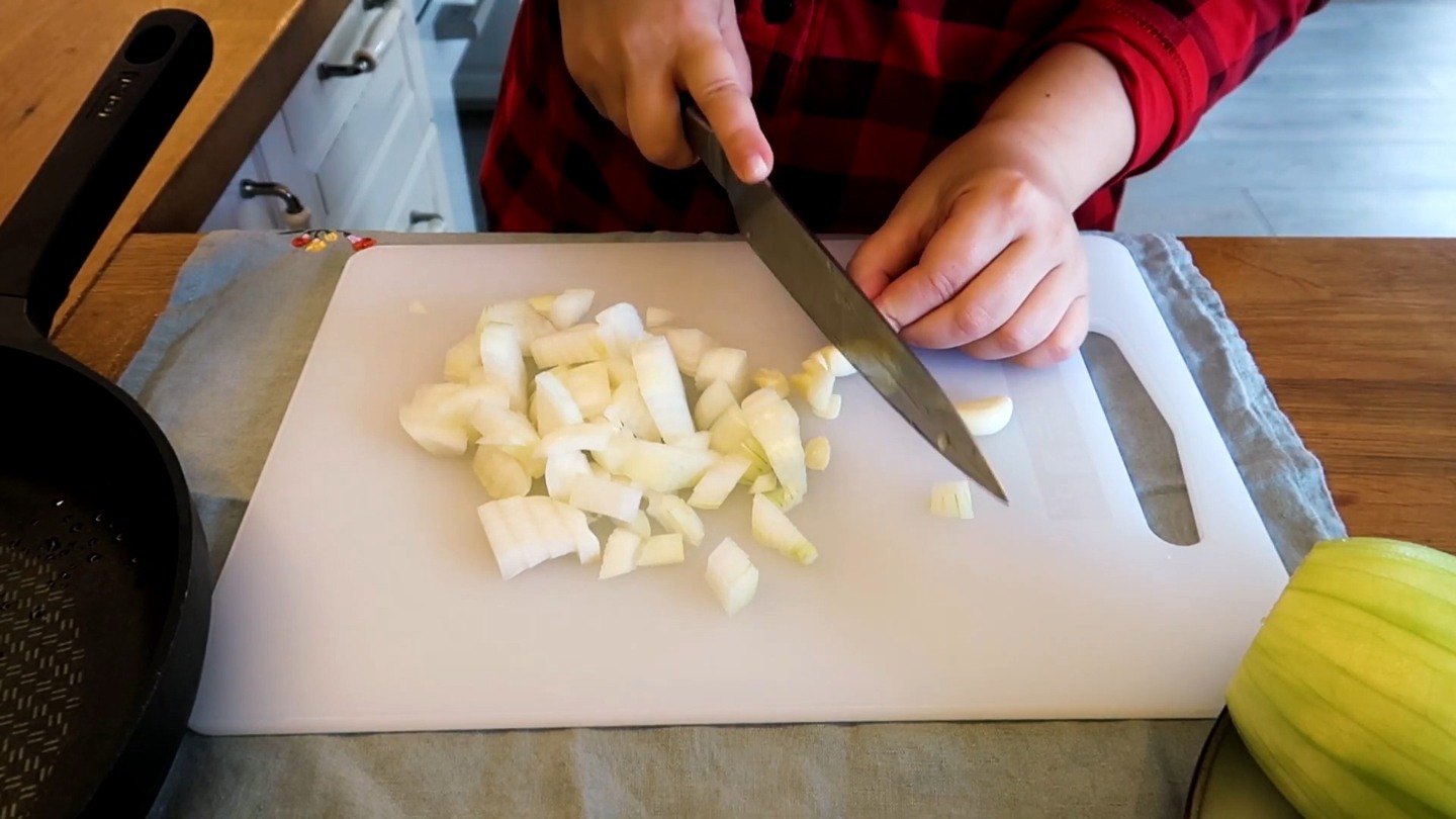 Нарезаю кабачок и лук крупными кусочками