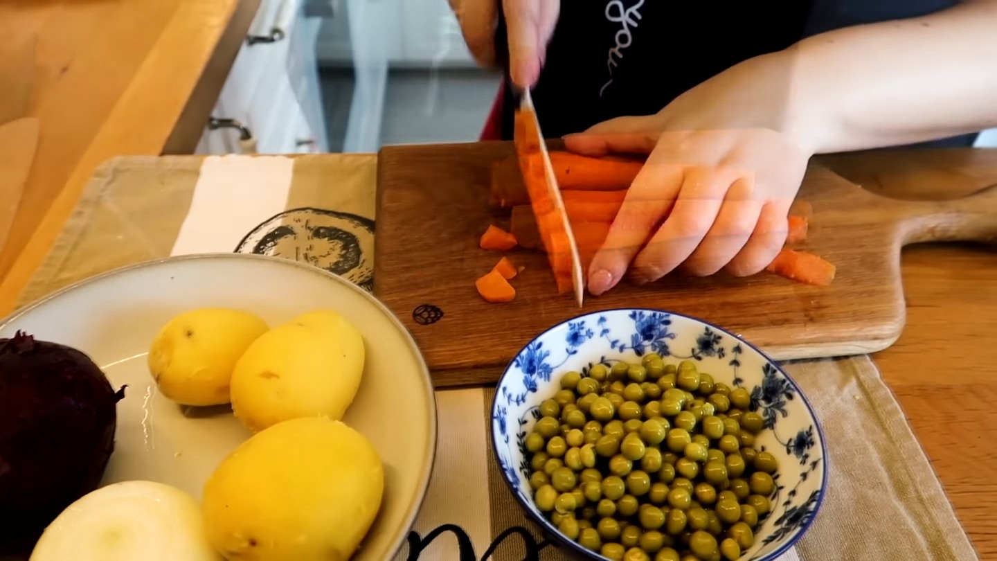 Остывшие отварные свёклу, морковь и картофель нарезаю мелким кубиком