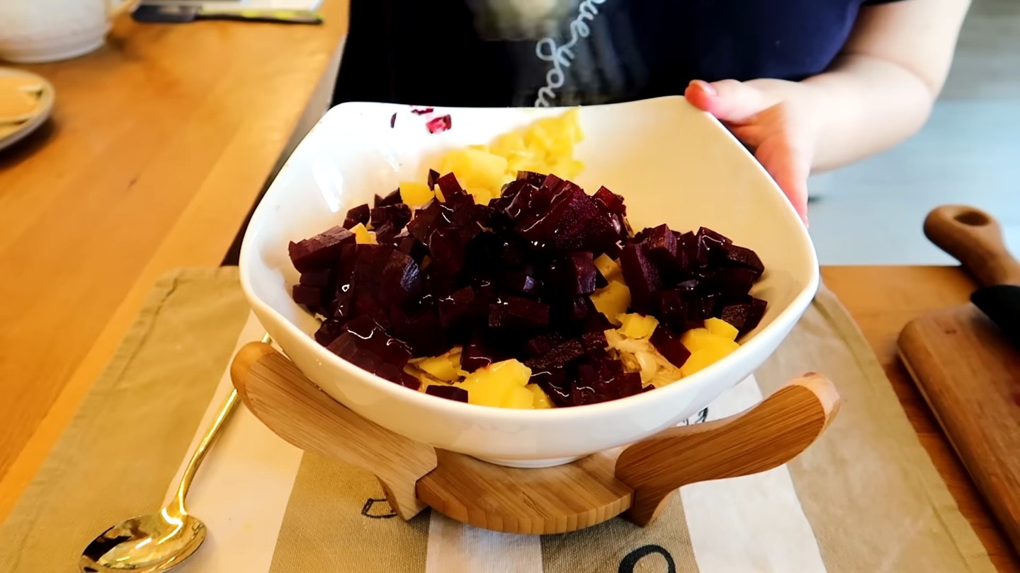 Заправляю растительным маслом, добавляю соль по вкусу и хорошо перемешиваю