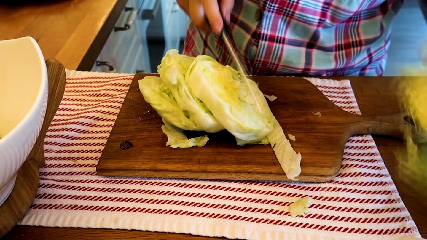 Нарезаю огурец кубиками, а айсберг — небольшими кусочками